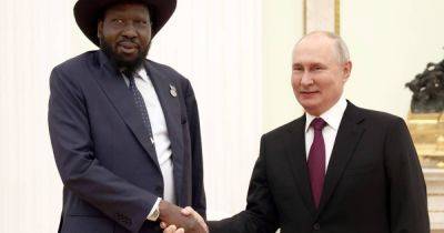В Москве, как на Диком Западе: На встречу с Путиным президент Южного Судана надел ковбойскую шляпу (ВИДЕО)