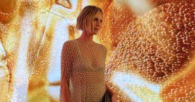 Шарлиз Терон в платье-сетке с бисером появилась на показе Dior