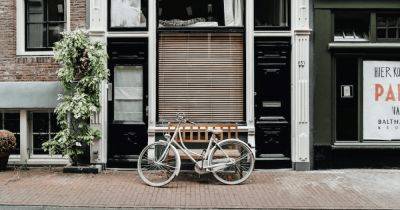 "Где мой велосипед, Дейв": британка устроила пикет под домом грабителя (фото) - focus.ua - Украина - Англия - Того - Великобритания