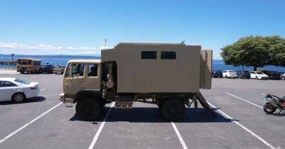 Военный грузовик превратили в практичный дом на колесах для бездорожья (видео)