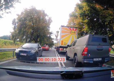 Как водители должны реагировать на звук сирены: видео чешской полиции