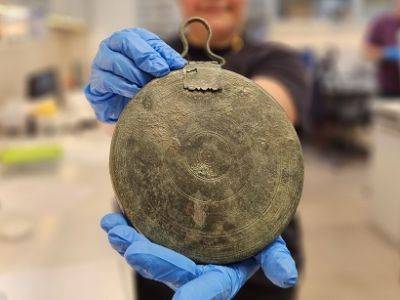 Археологи нашли в Иерусалиме в гробнице гетеры зеркальце - фото