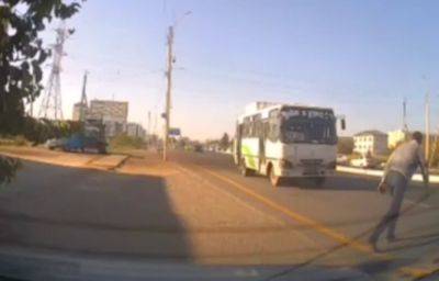 Молодой человек совершил суицид, бросившись под колеса автобуса в Бухаре. Видео