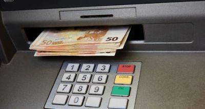 Огромные очереди в банкоматы: Ощадбанк разрешил клиентам снимать наличные деньги за границей без комиссии