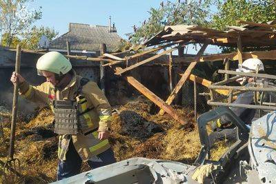 Оккупанты обстреляли Волчанск: горел сеновал, уничтожены авто и дом (фото)