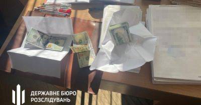 Едва не подавилась: под Львовом чиновница ВЛК во время задержания пыталась съесть взятку (фото)