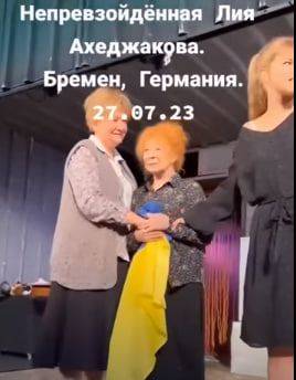 Лия Ахеджакова заявила, что украинский флаг попал в ее руки случайно