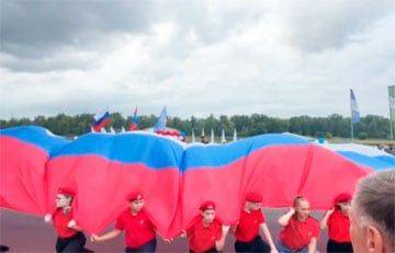 В России школьников заставили слушать гимн, стоя на коленях