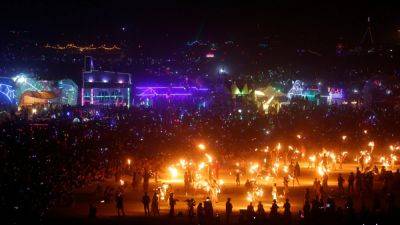 Десятки тысяч людей застряли на фестивале в Неваде из-за ливней