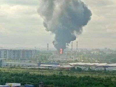 В санкт-петербурге пожар на нефтебазе. Очевидцы говорят, что слышали звуки взрывов - росСМИ