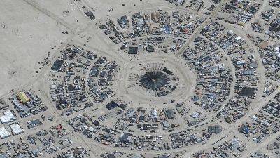 Фестиваль Burning Man в пустыне Невады превратился в лужу грязи - ru.euronews.com - USA - шт. Невада