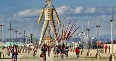 Тысячи участников фестиваля Burning Man заблокированы в пустыне в США из-за дождей