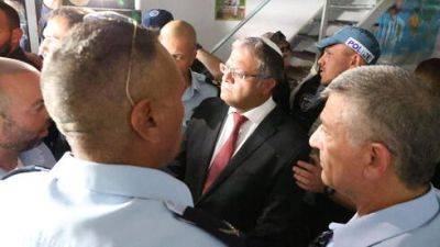 Бен-Гвира встретили криками "Позор!" на месте эритрейского погрома в Тель-Авиве