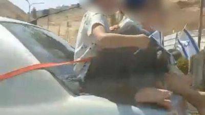 Житель Иерусалима привязал пятерых детей к багажнику и поехал - видео