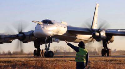 Россияне обложили самолеты Ту-95 автомобильными шинами из-за атак БПЛА – фото