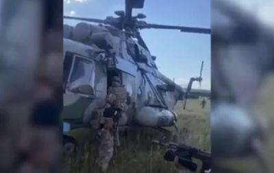Появились кадры похищения вертолета РФ