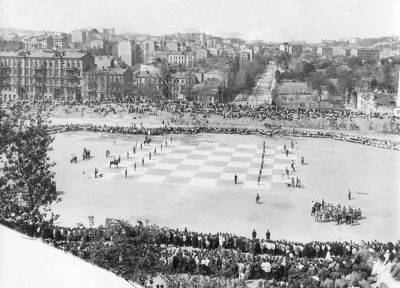 Киев в 1925 году - фото как люди играли в необычные шахматы на Красном стадионе