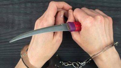 Мать изрезала ножом новую возлюбленную экс-супруга в Яффо, дочь помогала