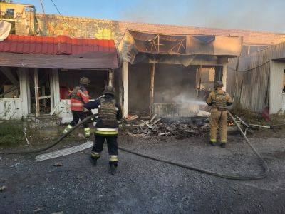 В Купянске произошел пожар из-за обстрелов — горел торговый объект (фото)