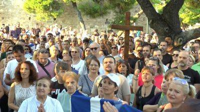 Пели гимн и молились: в Салониках митинговали против новых ID-карт