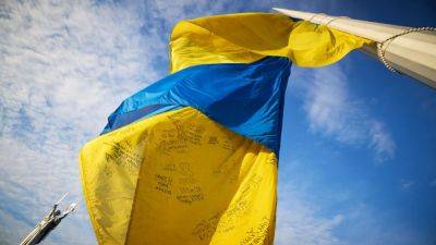На Красной площади задержали активистку с украинским флагом