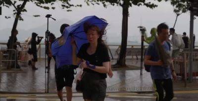 Супертайфун в Китае: людям до 50 кг запретили выходить на улицу - видео