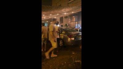 Водитель с двумя пассажирками среди ночи врезался в бар в Гиватаиме