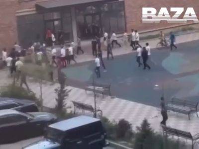 В российской махачкале около 50 подростков устроили массовую драку возле школы