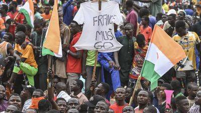 Нигер: тысячи людей требуют вывода французских войск, Париж сопротивляется
