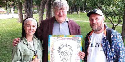 Подарил трогательный портрет. Украинский художник Никита Титов встретил Стивена Фрая в Киеве