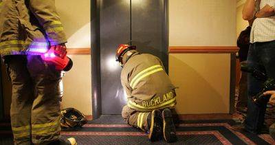 Спасатели КЧС по городу Душанбе вновь помогли застрявшим в лифте