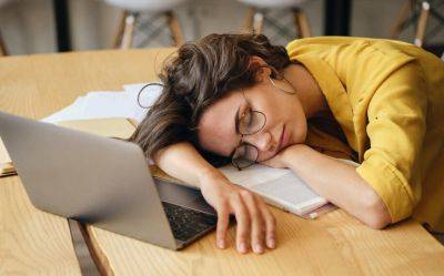 Постоянная усталость: эксперт по сну объяснил, что делать
