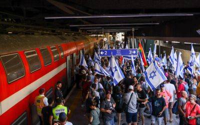 Ракевет Исраэль не будет запрещать пассажирам носить символику протеста
