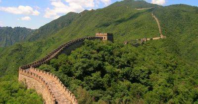 Пытались сократить путь: строители повредили Великую китайскую стену экскаватором