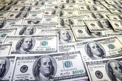 Мосбиржа: курс доллара поднялся выше 98 рублей впервые с 15 августа