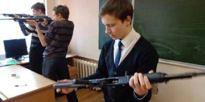 Обращение с автоматом и дронами. В британской разведке назвали цели военной пропаганды в школах РФ