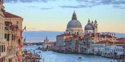 Уменьшить количество туристов. С 2024 года однодневное посещение исторического центра Венеции станет платным