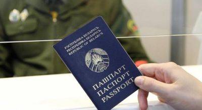 Белорусам больше не получить новый паспорт за границей. Политические беженцы останутся без документов