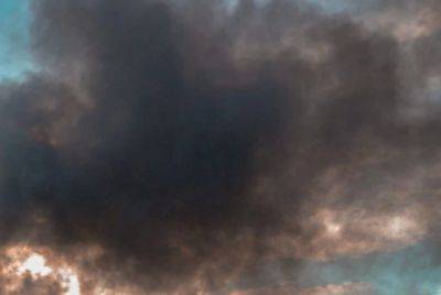 После ракетного удара над Запорожьем поднимается черный дым: есть раненые и разрушения