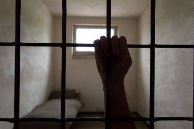 Больных заключенных колонии в Мары выгоняют лежать на улице, если они не могут дать взятку за лечение