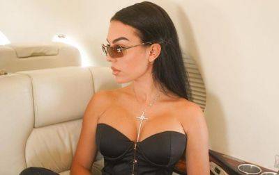 Невеста Криштиану Роналду похвасталась сумкой за девять млн гривен