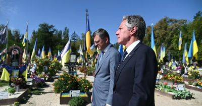 Блинкен посетил Берковецкое кладбище в Киеве: почтил павших защитников Украины