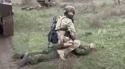 Это точно войдет в историю: в сеть попало видео, как ВСУ взяли в плен известного путинского офицера и 15 его вояк
