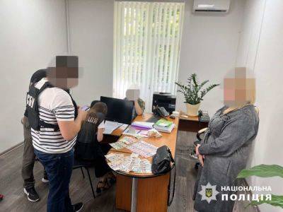 В Одессе чиновница попалась на взятке в 5 тысяч долларов