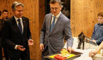 Блинкен поел в McDonald's в Киеве и объявил о миллиарде для Украины - фото
