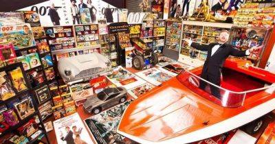 Никому не показывал: британец продает свою крупнейшую коллекцию памятных вещей Джеймса Бонда