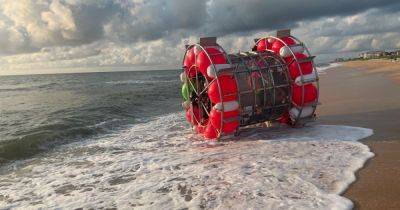 Пытался переплыть океан: береговая охрана США остановила американца на "колесе хомяка" (фото)