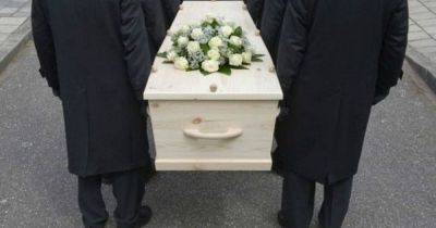 Осознал, что "жизнь коротка": мужчина сделал предложение девушке на похоронах ее мамы