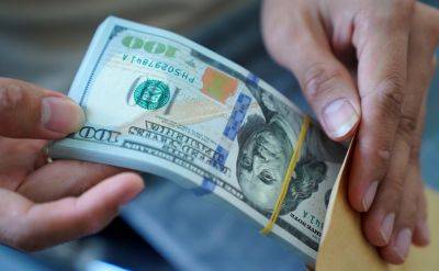 Власти разрешили узбекистанцам вывозить больше валюты