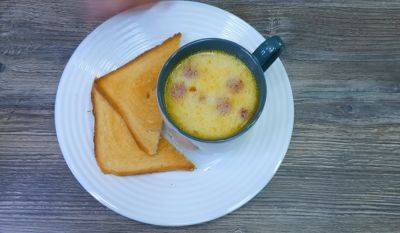 Вам захочется пить его чашками: рецепт роскошного сырного супа с копчеными колбасками, рисом и картошкой